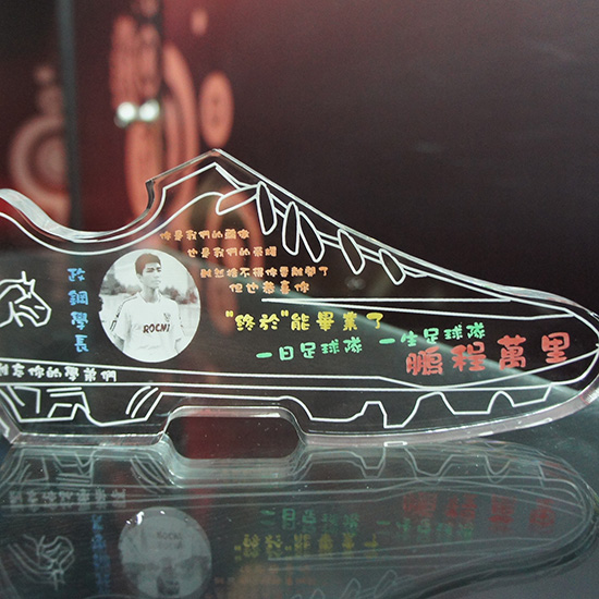 鞋子造型外型切割壓克力，可以依自己的喜好幫您外型切割妳想要的形狀，永遠獨一無二，為你創造